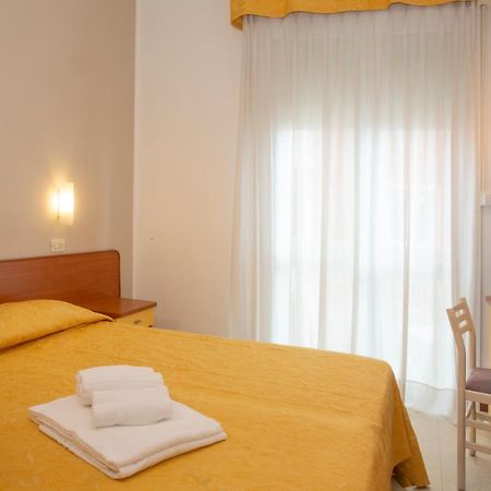 Hotel Carnaby Rimini Bagian luar foto