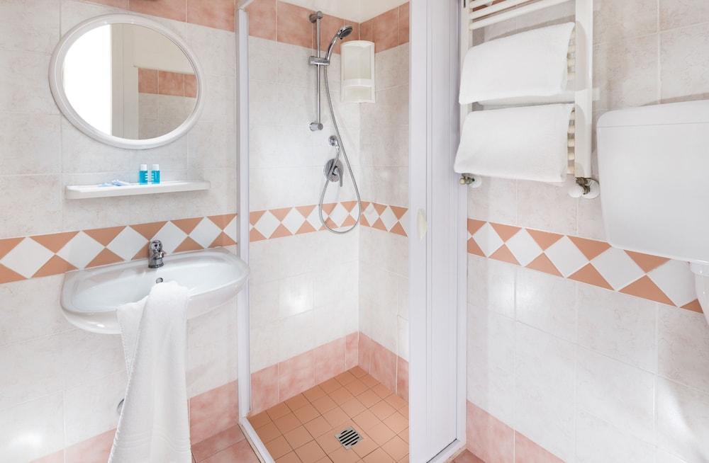 Hotel Carnaby Rimini Bagian luar foto