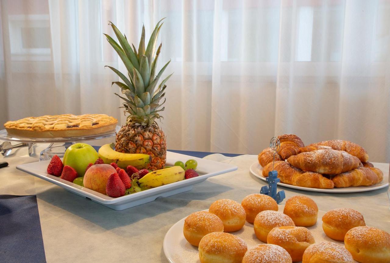 Hotel Carnaby Rimini Bagian luar foto