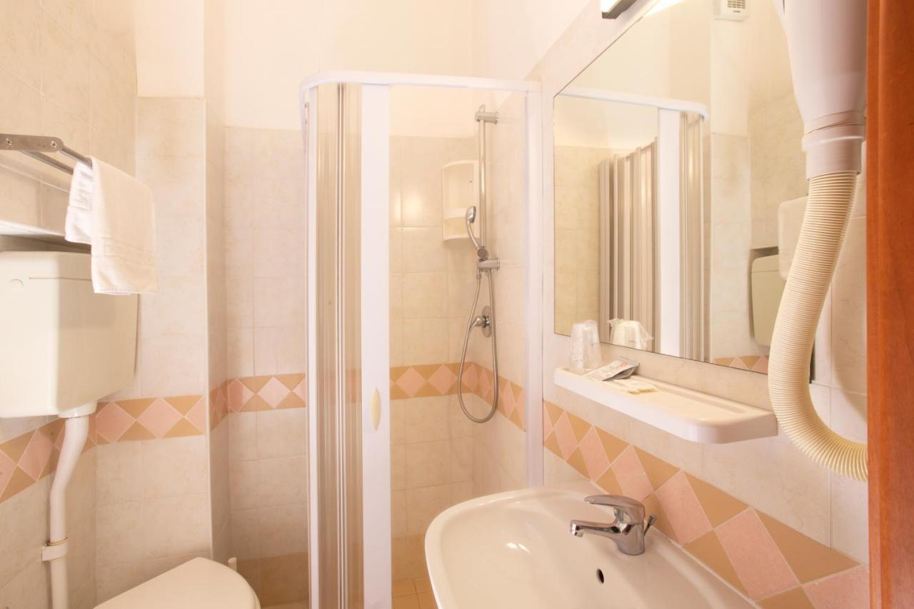 Hotel Carnaby Rimini Bagian luar foto