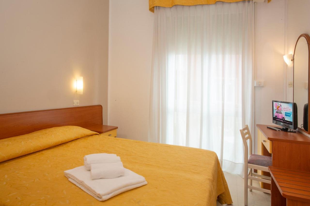 Hotel Carnaby Rimini Bagian luar foto