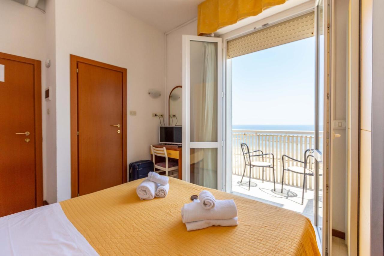 Hotel Carnaby Rimini Bagian luar foto