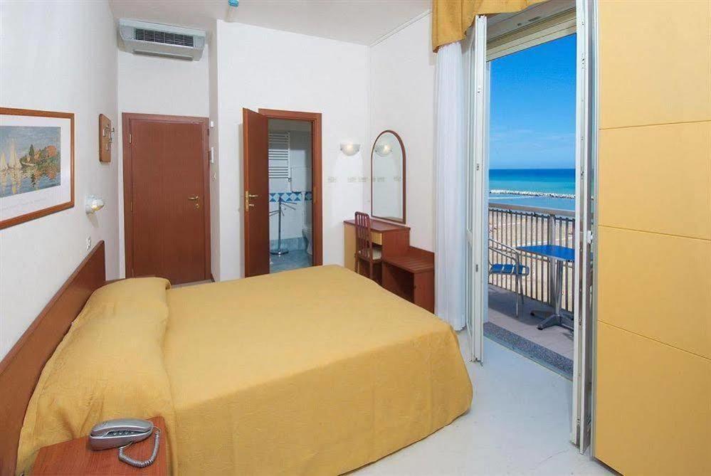 Hotel Carnaby Rimini Bagian luar foto
