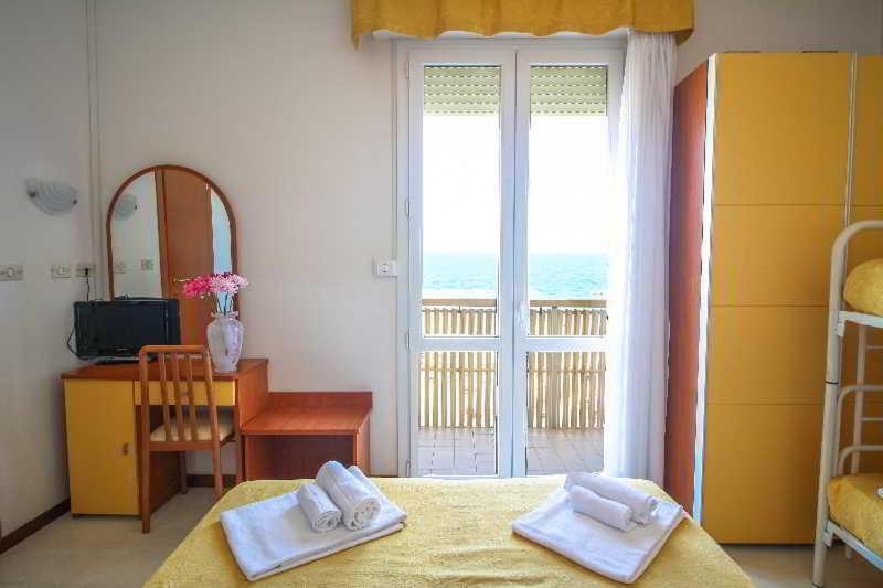Hotel Carnaby Rimini Bagian luar foto