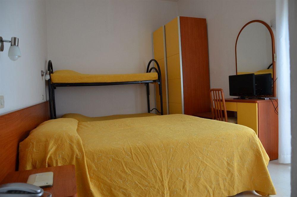 Hotel Carnaby Rimini Bagian luar foto