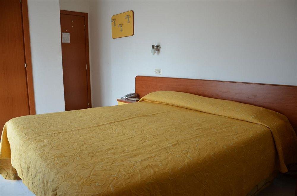 Hotel Carnaby Rimini Bagian luar foto