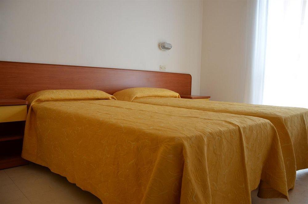 Hotel Carnaby Rimini Bagian luar foto