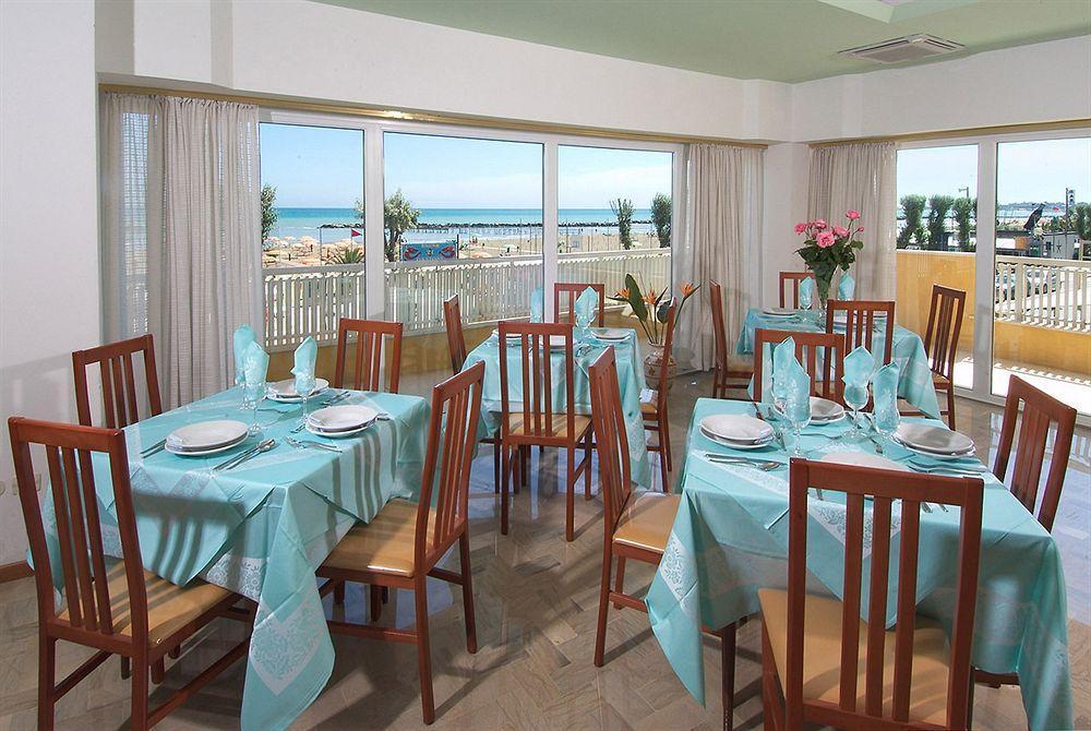 Hotel Carnaby Rimini Bagian luar foto