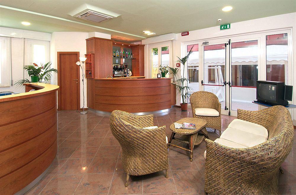 Hotel Carnaby Rimini Bagian luar foto