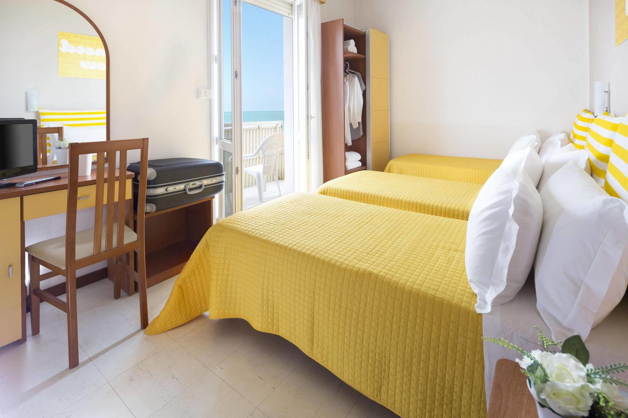 Hotel Carnaby Rimini Bagian luar foto