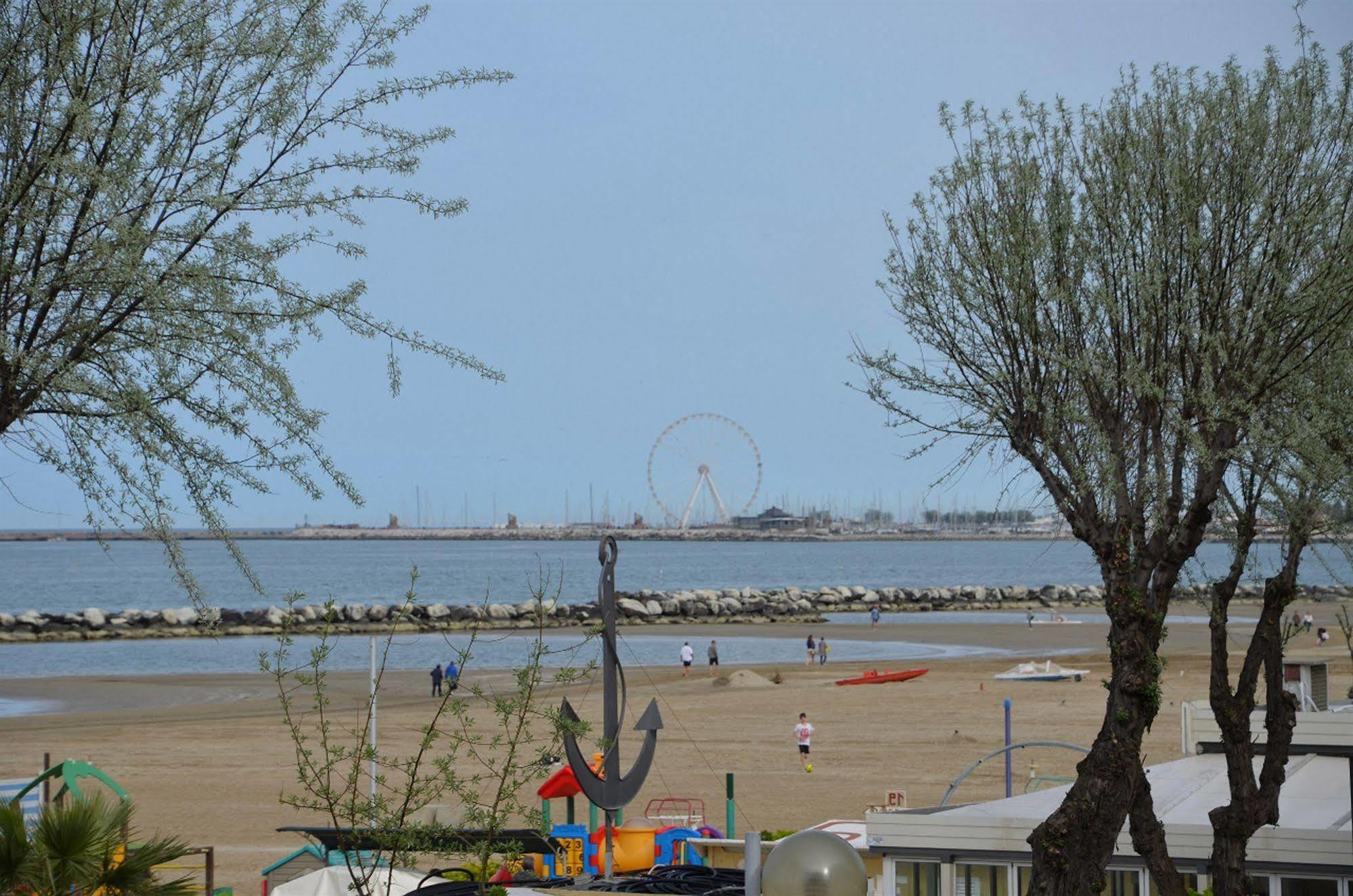 Hotel Carnaby Rimini Bagian luar foto