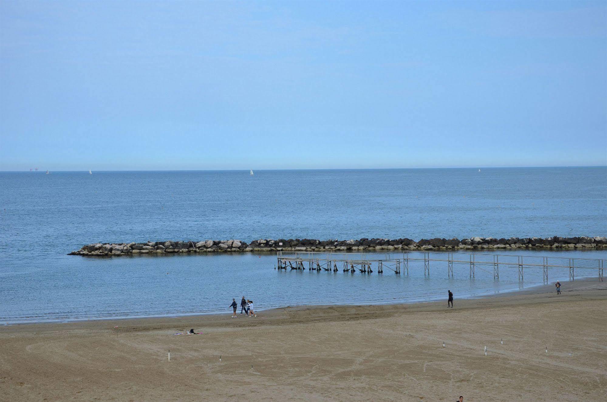 Hotel Carnaby Rimini Bagian luar foto